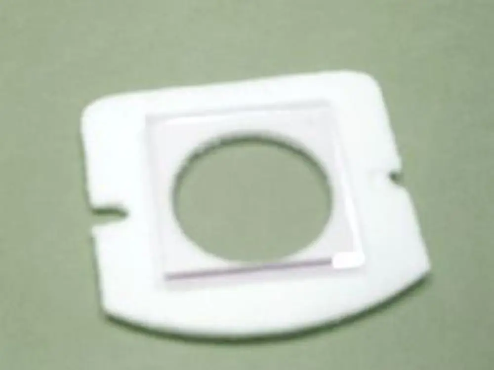 Transparente Scheibe mit quadratischer Form und runder Öffnung in der Mitte, umgeben von einer Dichtung, ergänzend zu Produkten von Remeha.